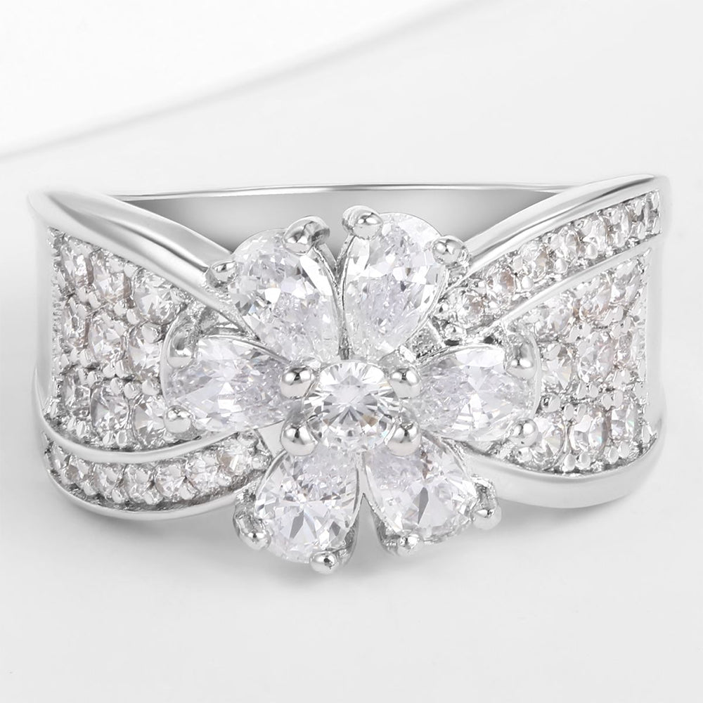 Pozlacená slitina Prsten s Bílým Emporia® Křišťálem přibližná hmotnost: 10 gramů