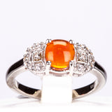 Stříbro 925/1000 Prsten s Oranžovým Opálem z Lega Dembi a Bílým Topazem - Karátové číslo: 0.66. přibližná hmotnost: 2.83 gramů