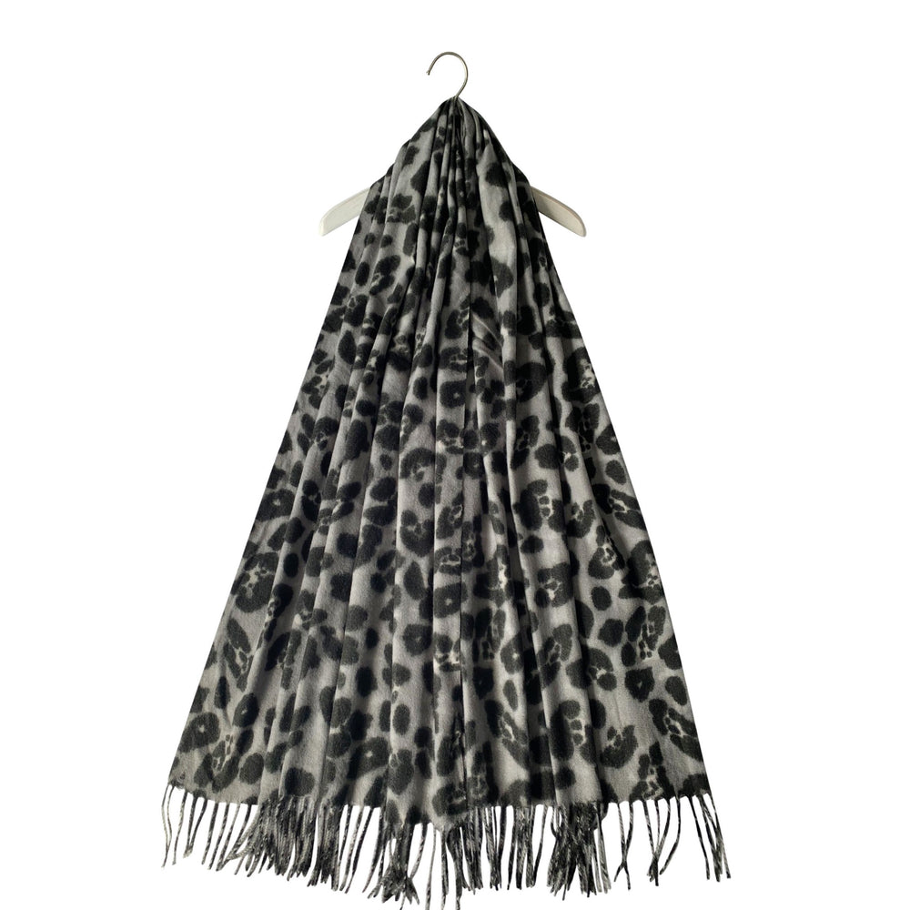 Vlněná šála-šátek, 65 cm x 180 cm, Leopardí vzor, Šedá